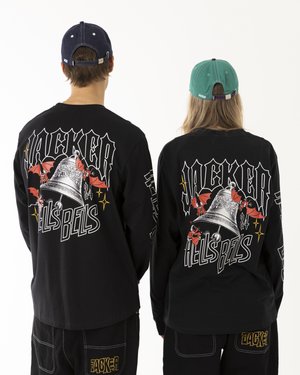 Schwarze Langarmshirts mit einem Grafikdesign von einer Glocke und Fledermäusen auf dem Rücken, mit weißen und roten Akzenten. Kombiniert mit schwarzen Hosen und Mützen.