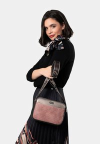 Borsa trapuntata con base rosa e parte superiore argentata metallica, tracolla con un design a motivi e una forma rettangolare elegante.