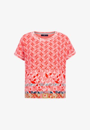 Rdeča majica s kratkimi rokavi z različnimi geometrijskimi vzorci, ki ima okroglo ovratnik in teksturirano tkanino po telesu.