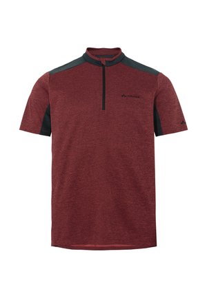 Maglietta rossa a maniche corte con colletto a mezza zip e dettagli neri sulle spalle. Realizzata in tessuto texture con un sottile motivo melange.