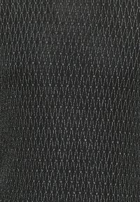 Mustaa kangasta, jossa on teksturoitu kuvio pystysuorista, epätasaisista hopeapintaisista langoista, jotka luovat kimaltavan vaikutelman.