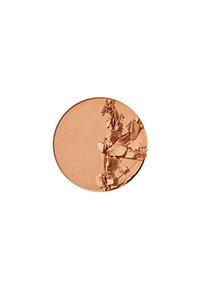 Bronzer pressato in una padella rotonda, tonalità marrone chiaro, texture liscia ma con alcune aree irregolari, sparse e scheggiate.