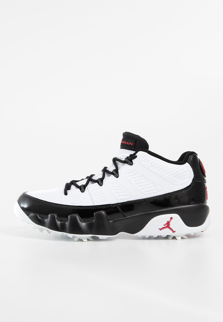 Białe i czarne buty do koszykówki z gładką syntetyczną cholewką, teksturowanymi akcentami, sznurowanym zapięciem oraz czerwonymi detalami na pięcie i języku.