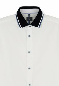 Chemise blanche à boutons avec un col noir orné de rayures blanches et bleues, et une étiquette "Olymp Casual" visible à l'intérieur du col.