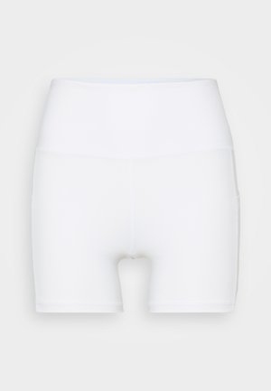 Biele aktívne šortky s vysokým pásom, vyrobené z elastickej látky, s hladkou textúrou bez viditeľných vzorov alebo kovových prvkov.