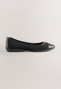 Schwarzer Ballettflachschuh mit abgerundeter glänzender Kappe und flacher Sohle auf neutralem Hintergrund.