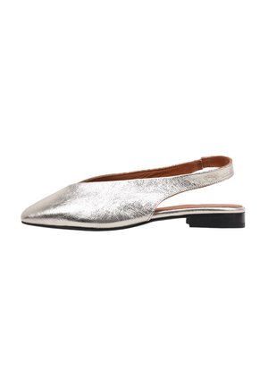 Zapato slingback de color plateado metálico con punta afilada, tacón bajo, textura suave y diseño de talón abierto.