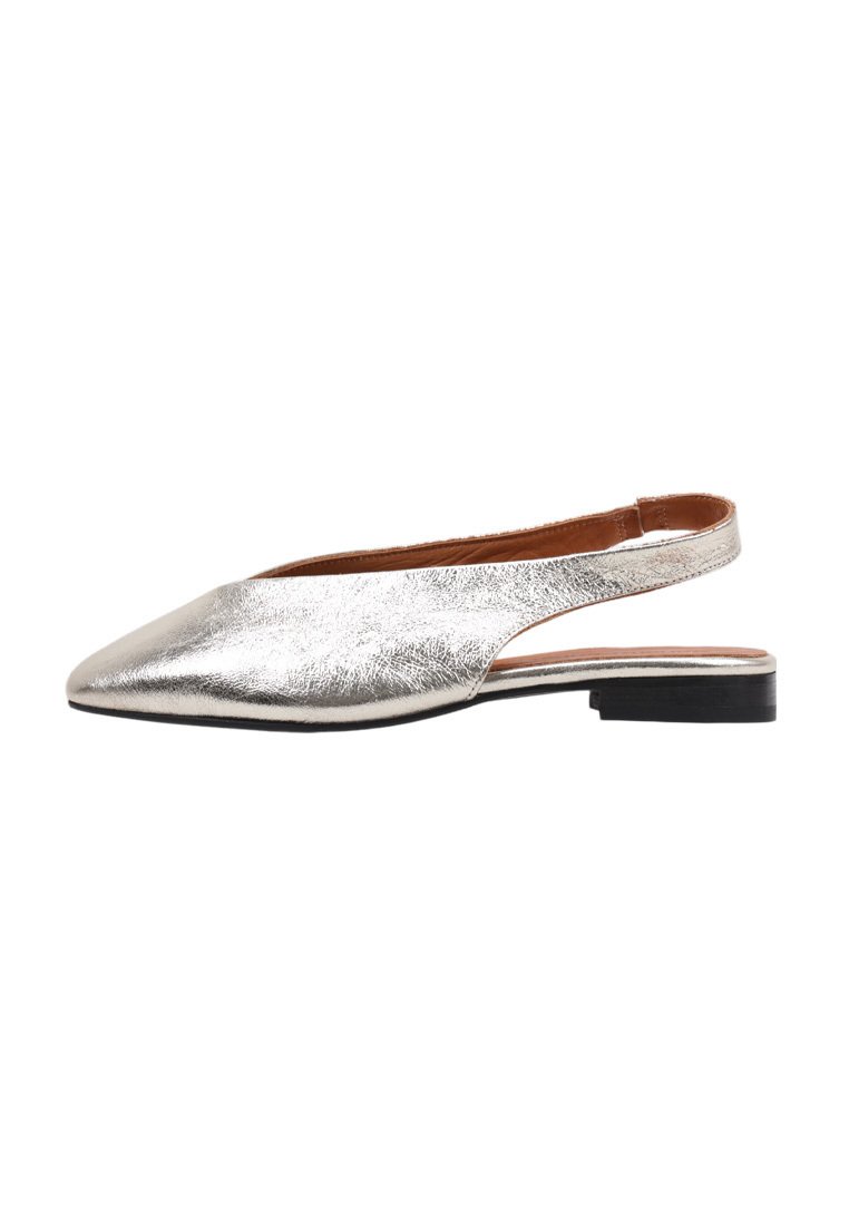Zapato slingback de color plateado metálico con punta afilada, tacón bajo, textura suave y diseño de talón abierto.