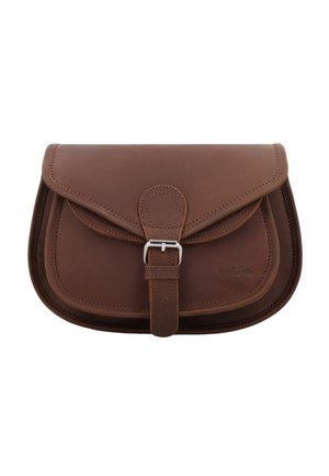 Borsa clutch in pelle marrone con patta frontale e chiusura con fibbia argento, con cuciture dettagliate e nome del marchio in rilievo nell'angolo in basso a destra.