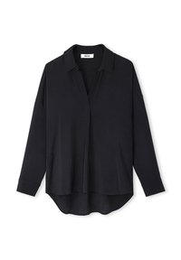 Camicia nera a maniche lunghe realizzata in tessuto morbido, con collo a punte, apertura a forma di V e orlo leggermente curvato.