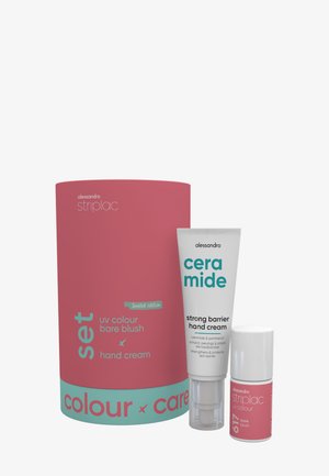 Limitierte Auflage des Alessandro Striplac Sets mit Bare Blush UV-Nagellack und Ceramide Strong Barrier Handcreme in pinker und weißer Verpackung.