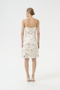 Valge ja hõbedane õhukeste varrukateta kleit, millel on tekstureeritud laine muster, keskmise reieni pikkus ja õhukesed reguleeritavad sangad, kanda heledate toonide kontsakingadega.