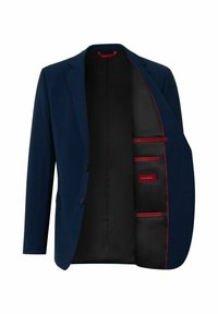 Marineblazer mit zwei Knöpfen, glattem Stoff, roten Akzenten im Innenfutter und mehreren schwarzen Taschen innen.