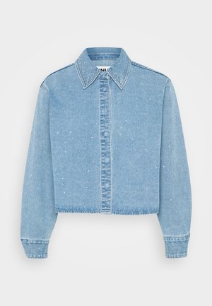 Ingekorte lichtblauwe denimjack met een knoopsluiting aan de voorkant, een puntige kraag en verspreid over de stof kleine glimmende accenten.