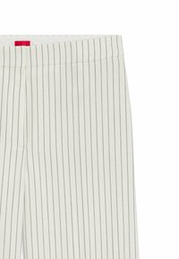 Witte broek met smalle donkergrijze streepjes. Heeft een gladde stof, een platte tailleband en een zichtbare rode accent aan de binnenkant.
