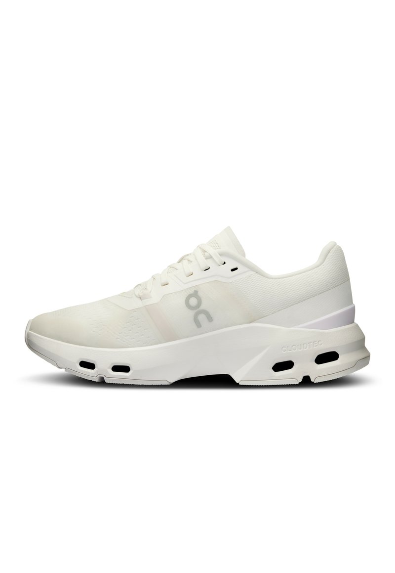Scarpa sportiva bianca con tomaia in mesh, colletto imbottito e dettagli testurizzati; presenta suola Cloudtec con fori di ventilazione per la traspirabilità.