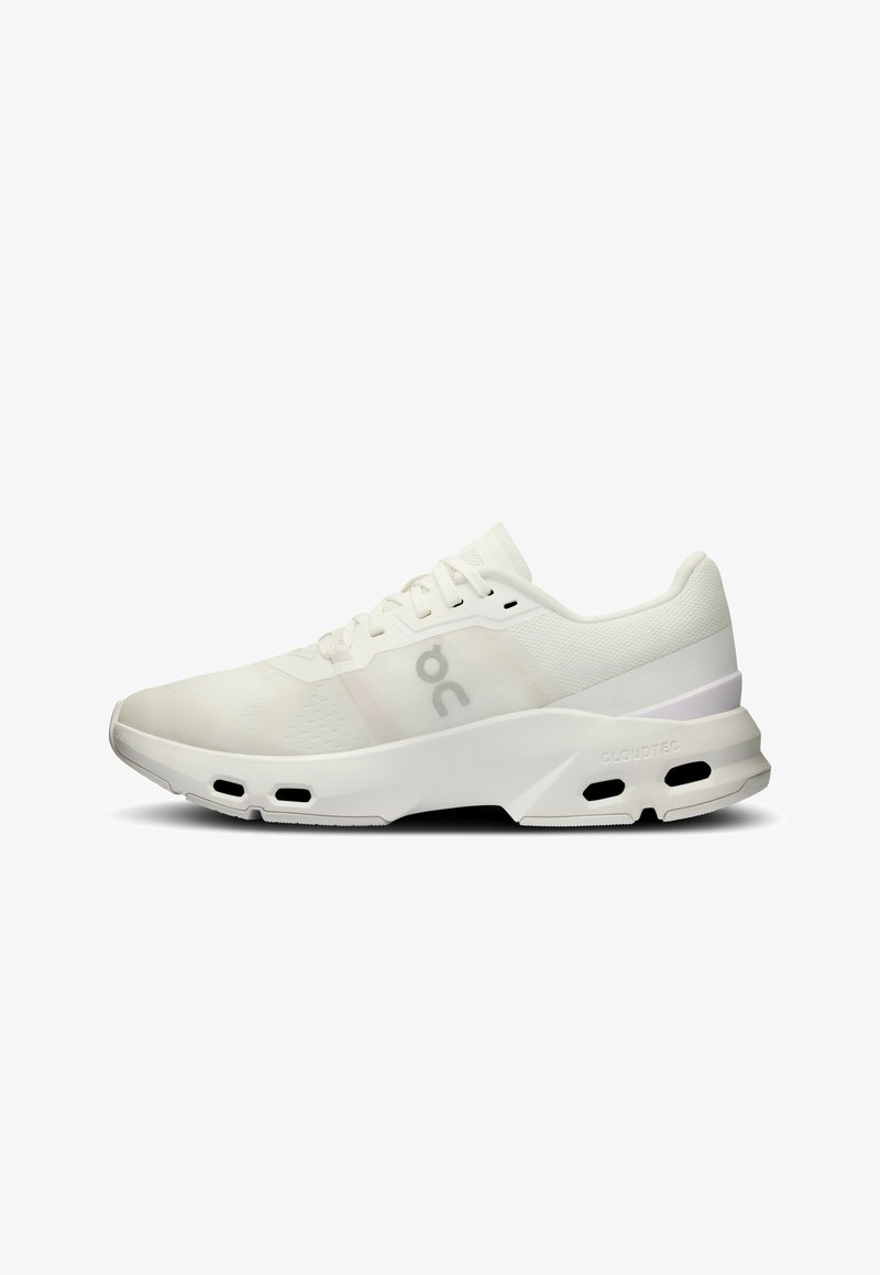 Scarpa sportiva bianca con tomaia in mesh, colletto imbottito e dettagli testurizzati; presenta suola Cloudtec con fori di ventilazione per la traspirabilità.