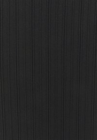 Tissu noir avec une texture côtelée verticale subtile créant des lignes en relief uniformément espacées.