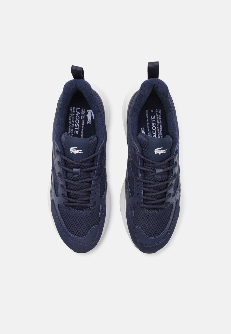 Marineblauwe sportschoenen van mesh en synthetisch materiaal, met een witte zool en veters. Lacoste-logo op de zijkant en de tong.