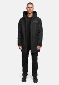 Melns polsterēts parka zābaks ar kapuci, ar priekšējo rāvējslēdzēju un pogu aizdari, sānu kabatām un izsmalcinātu zīmola akcentu uz krūtīm.