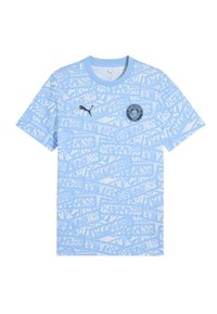 Ljusblå t-shirt med kort ärm som har ett upprepat textmönster med "CITYZENS" och en rund Manchester City-emblem på bröstet.