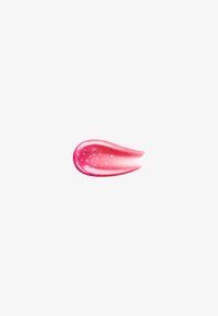Trace de gloss à lèvres rose brillant avec une texture lisse et de petites paillettes sur un fond blanc uni.