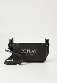 Borsa a tracolla nera realizzata in materiale sintetico, con la scritta in rilievo "REPLAY SINCE 1981" in argento. Tracolla regolabile con dettagli in metallo.