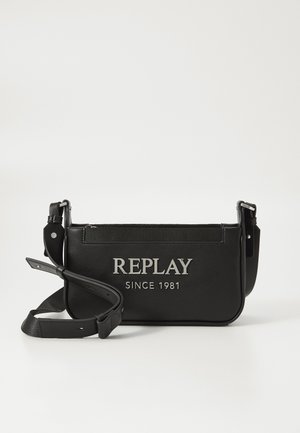 Zwarte schoudertas van synthetisch materiaal, met de reliëftekst "REPLAY SINCE 1981" in zilver. Verstelbare schouderriem met hardware accenten.