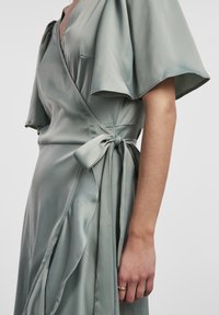 YAS YASTHEA WRAP DRESS - Pidulikud riided - green milieu