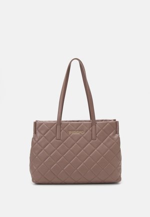 Sac à main matelassé mauve avec deux poignées et logo Valentino doré centré sur le devant sur un fond clair uni.