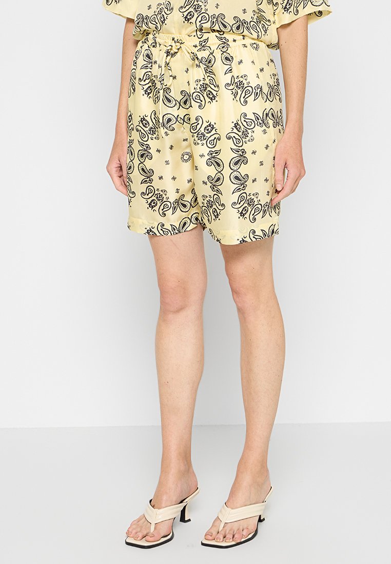 Nanushka Shorts geel