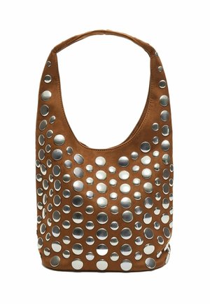 Bruine suède schoudertas met grote en kleine ronde zilveren studs die de voorkant en het handvat bedekken in een verspreid patroon.