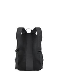 Sac à dos noir avec un panneau arrière en maille, des bretelles réglables et des éléments matériels robustes. Présente un design épuré et structuré pour une fonctionnalité optimale.