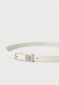 Λευκή ζώνη από γνήσιο δέρμα με ασημένια γεωμετρική αγκράφα που διαθέτει κεντρική κυκλική λεπτομέρεια, τοποθετημένη επίπεδη σε λευκό φόντο.