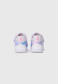 Baskets de sport violettes et blanches avec un design pailleté, dotées d'un talon texturé et d'accents de logo roses, maintenues par des straps en Velcro.