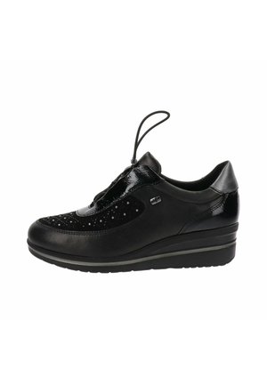 Scarpa nera con tomaia in pelle testurizzata, perforazioni, dettagli decorativi e tacco a zeppa per un'altezza maggiore.