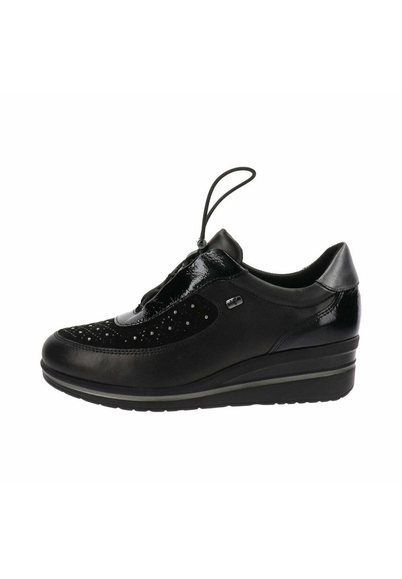 Zapato negro con parte superior de cuero texturizado, perforaciones, acentos decorativos y tacón cuña para mayor altura.