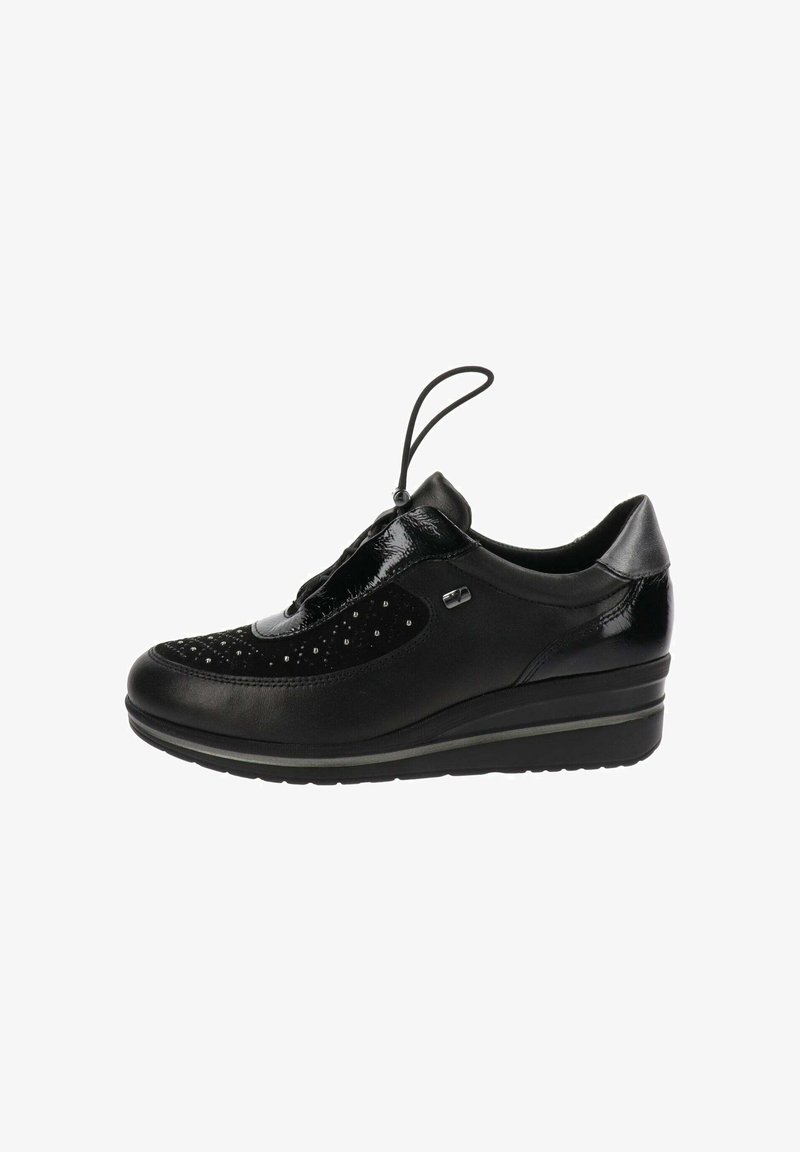 Chaussure noire avec une tige en cuir texturé dotée de perforations, d'accents décoratifs et d'un talon compensé pour plus de hauteur.