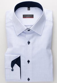 Hemd aus hellblauem Stoff mit Karomuster, ausgestattet mit einem navyfarbenen Kragen und Akzenten an den Manschetten sowie dunklen Knöpfen. Eterna-Label sichtbar.