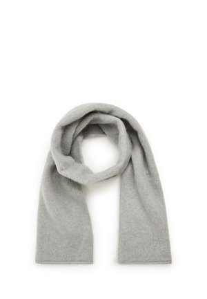 Szary wełniany szalik o miękkiej fakturze, z prostym wzorem i gładkimi brzegami, swobodnie zarzucony, bez widocznych wzorów czy elementów metalowych.