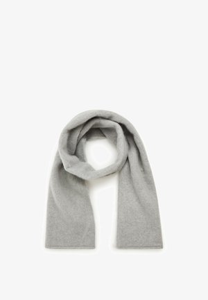 Szary wełniany szalik o miękkiej fakturze, z prostym wzorem i gładkimi brzegami, swobodnie zarzucony, bez widocznych wzorów czy elementów metalowych.