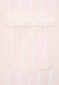 Tissu rose clair avec des rayures verticales blanches, doté d'une poche plaquée sur le côté gauche. Texture douce, matériau en coton, design décontracté.