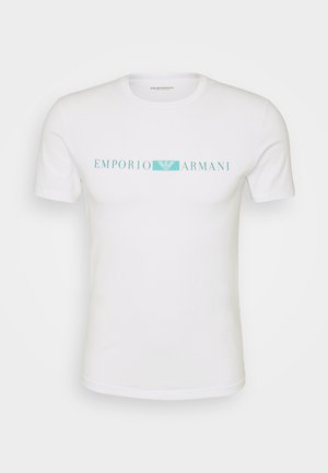 Hvit t-skjorte med kort erme laget av bomull, med turkist "EMPORIO ARMANI"-logo over brystet. Rund hals, standard passform.