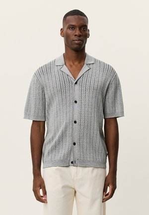 Grå strikket kortærmet skjorte med vertikal ribbet tekstur, knaplukning foran med mørke knapper og klassisk kravedesign.