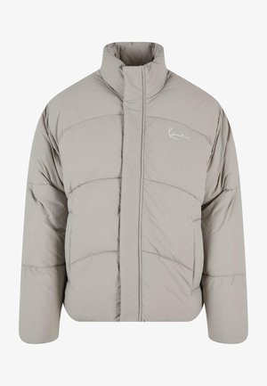 Jasnoszara kurtka puchowa z wysokim kołnierzem, pikowanym wzorem, zamek błyskawiczny z przodu oraz subtelnym logo na klatce piersiowej. Posiada szerokie rękawy i miękką fakturę.