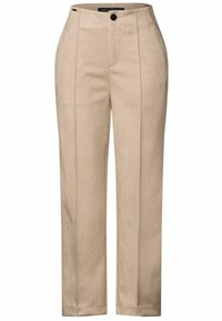 Pantaloni beige su misura con una consistenza liscia, caratterizzati da una linea dritta, pieghe frontali e una chiusura con un singolo bottone in vita.