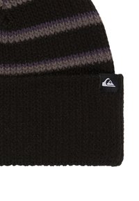 Zwarte gebreide beanie met horizontale strepen in donkergrijs en paars. Bevat een klein merklabel op de omslag. Gestructureerde stof.