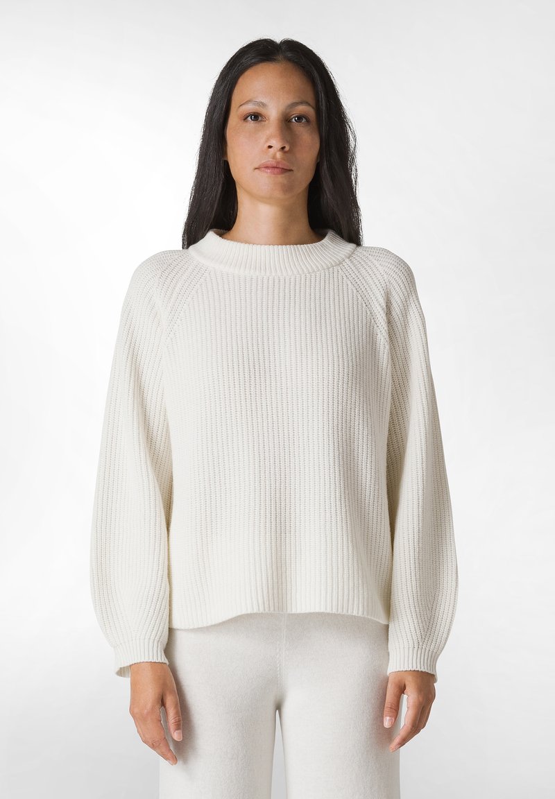 Witte ribgebreide trui met een hoge kraag en drop shoulders. Zachte textuur, losse pasvorm en een iets verkort ontwerp.