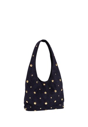 Bolso de hombro de ante negro con tachuelas redondas doradas grandes, medianas y pequeñas que cubren de manera uniforme su superficie y asa.