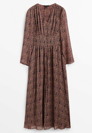 Robe midi à manches longues avec col en V, taille élastique et motif floral complexe marron et noir sur un tissu léger.
